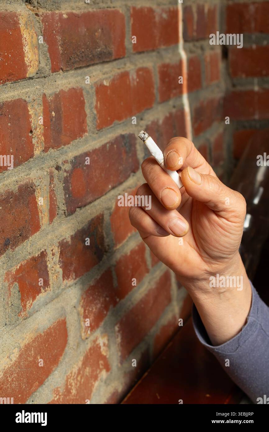 cigarette smoke through walls Secondhand smoke hi-res stock photography and images - Page 2