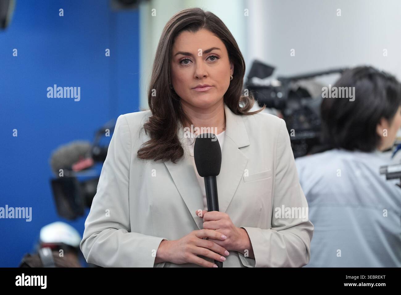 cnn-reporter-kristen-holmes-does-a-stand-up-report-before-white-house