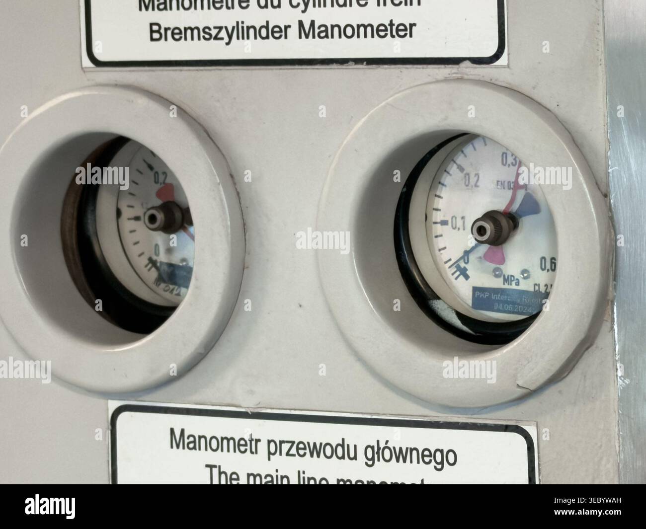 Two needle indicator system hi-res stock photography and images - Alamy