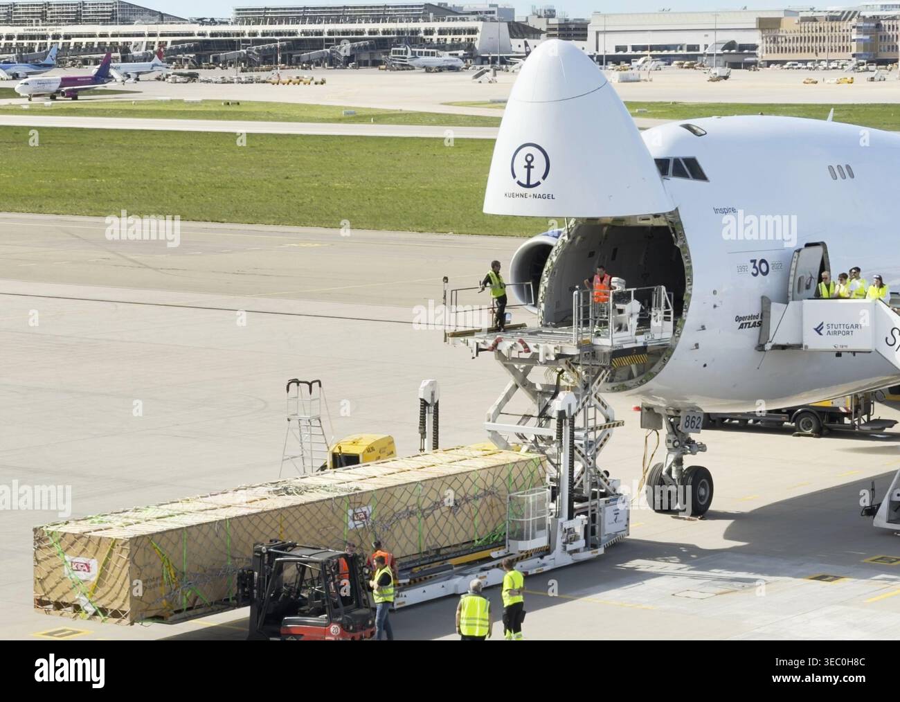 Air freight at Stuttgart airport, loading, cargo, Boeing 747, Kuehne ...