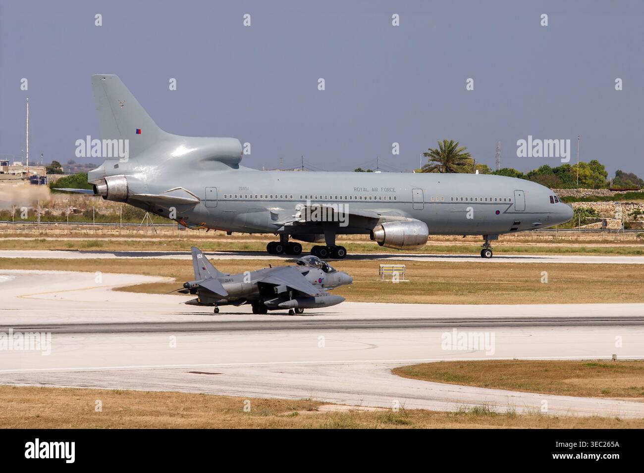 Tristar cockpit hi-res stock photography and images - Alamy
