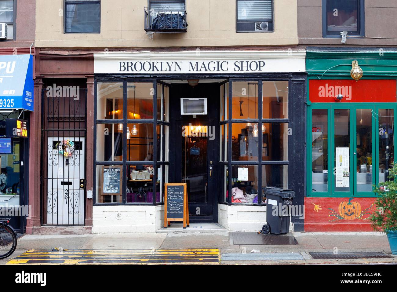 Magic shop hi-res stock photography and images - Alamy