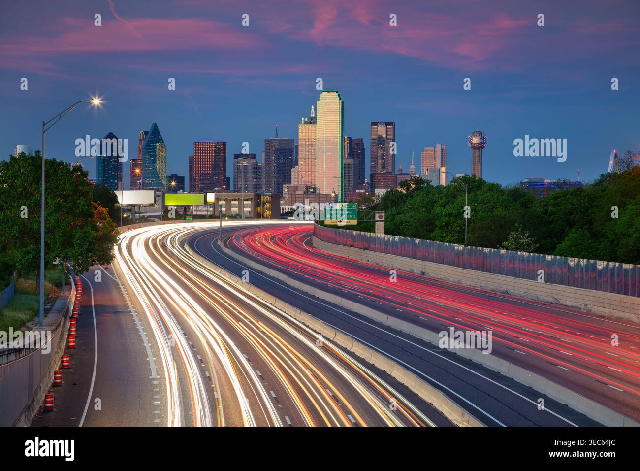 Dallas skyline at night hi-res stock photography and images - Alamy