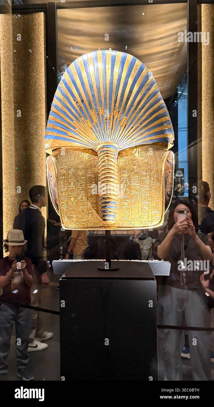 the-iconic-golden-funerary-mask-of-tutankhamun-discovered-in-his-tomb