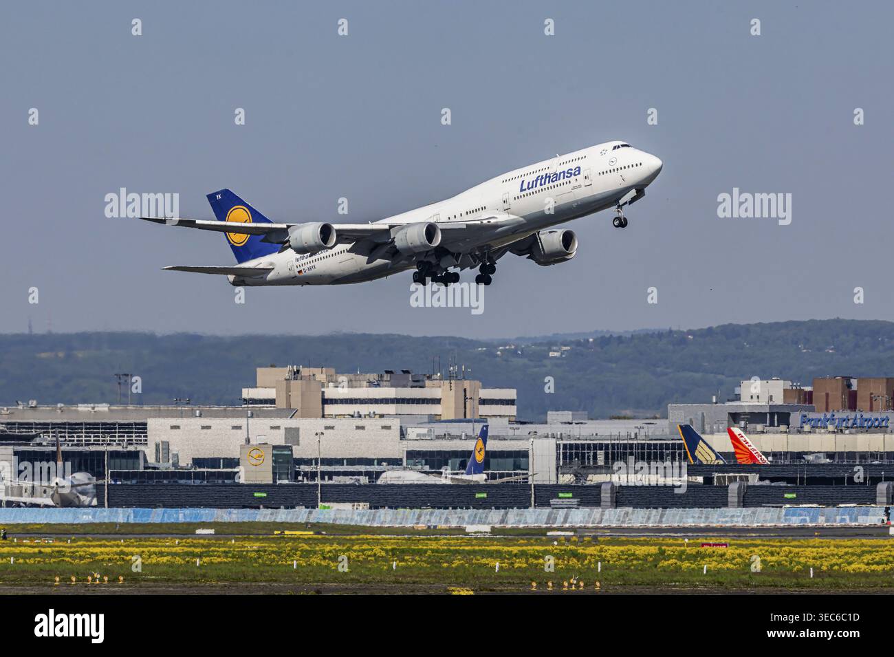 Boeing 747 8 in flight hi-res stock photography and images - Alamy