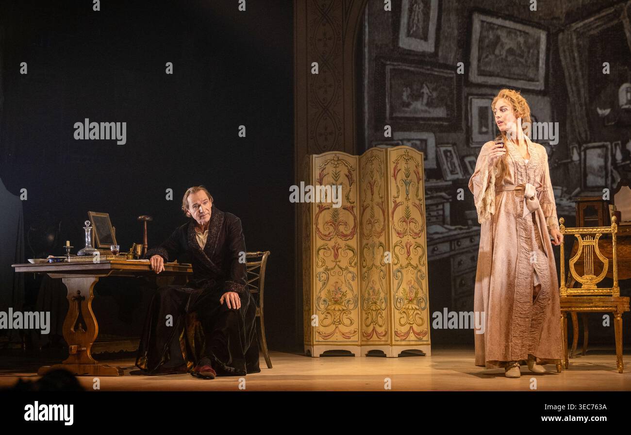 ralph-fiennes-and-miranda-raison-performs-a-scene-at-the-production
