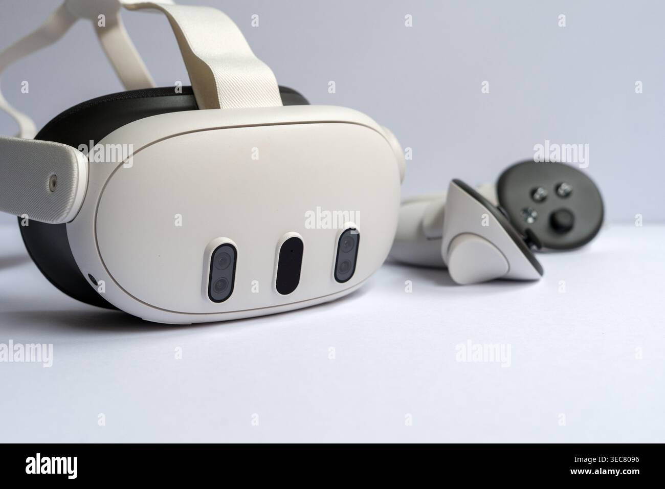 Modern virtual reality headset with controllers on clean white background, immersive technology concept for gaming, simulation and digital experience. Stock Photo