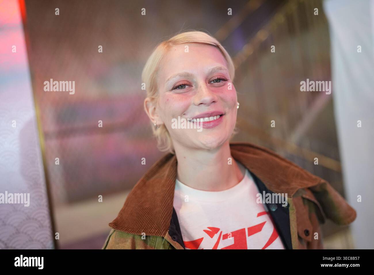 29 April 2026, Hamburg: Singer Alli Neumann stands in the Astor Film ...