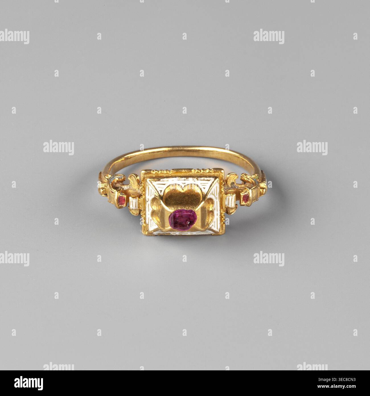Tabular Rings 16th century gold box hi-res stock photography and images - Alamy