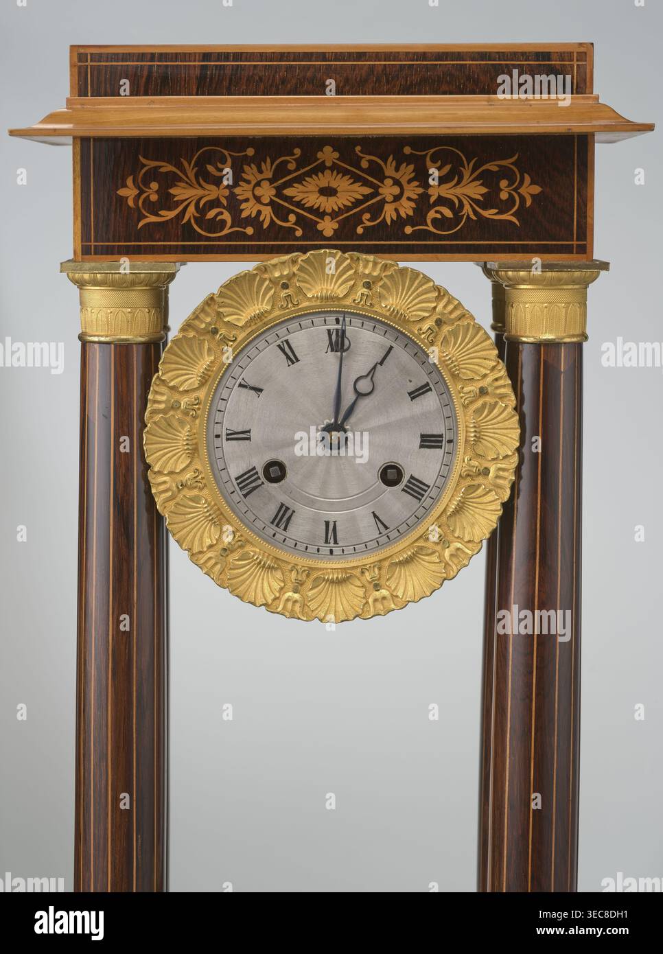 Central round clock face suspended hi-res stock photography and images ...