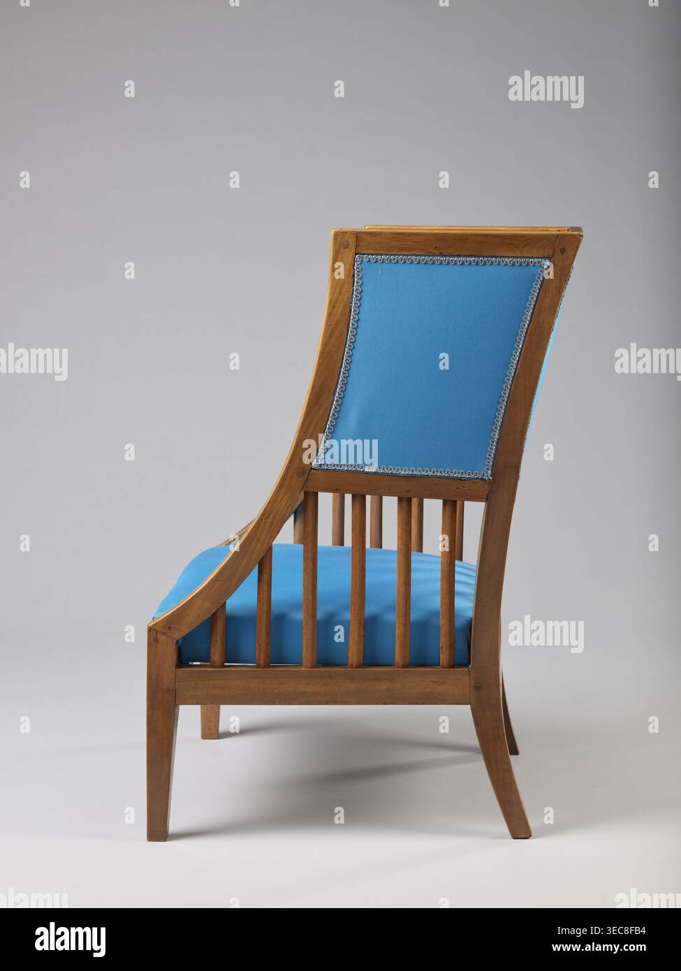 Armchair Berżera with a slender backrest and sides equal in height ...