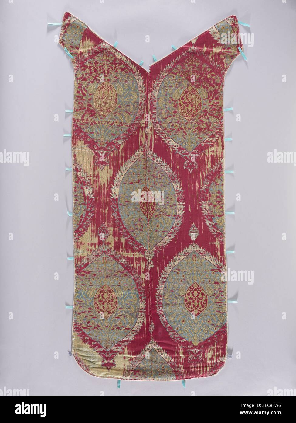 Parament Patterns Back of the chasuble, fabrics, metal threads, liturgical vestments ...