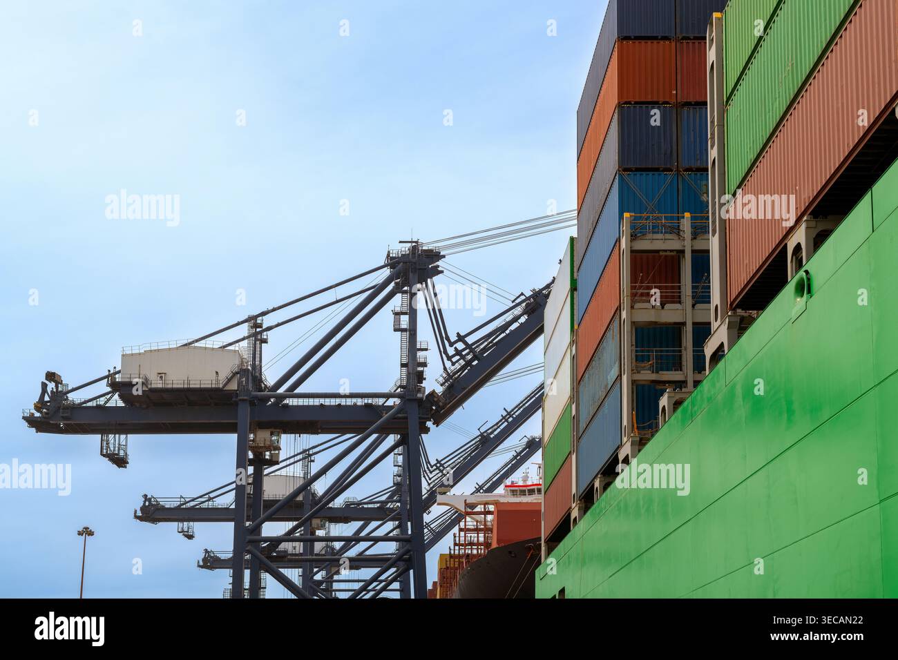 Mobile cranes hi-res stock photography and images - Alamy