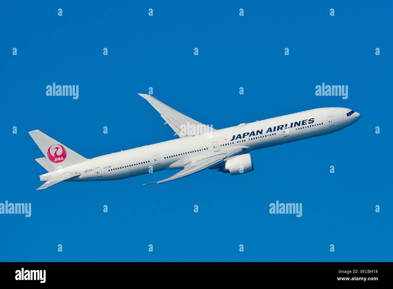 Japan airlines boeing 777 300 hi-res stock photography and images