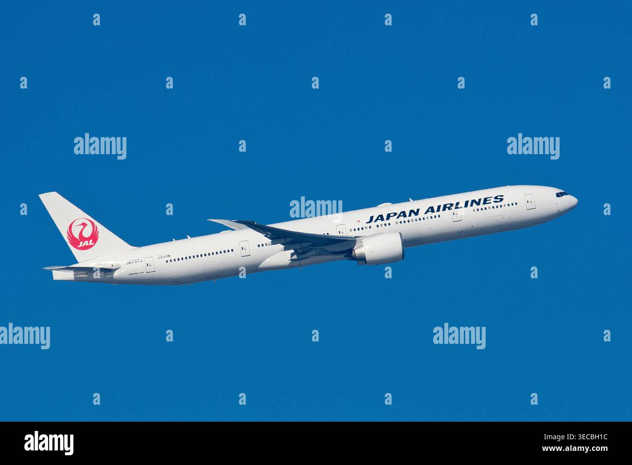 Boeing 777 300 jal hi-res stock photography and images - Alamy