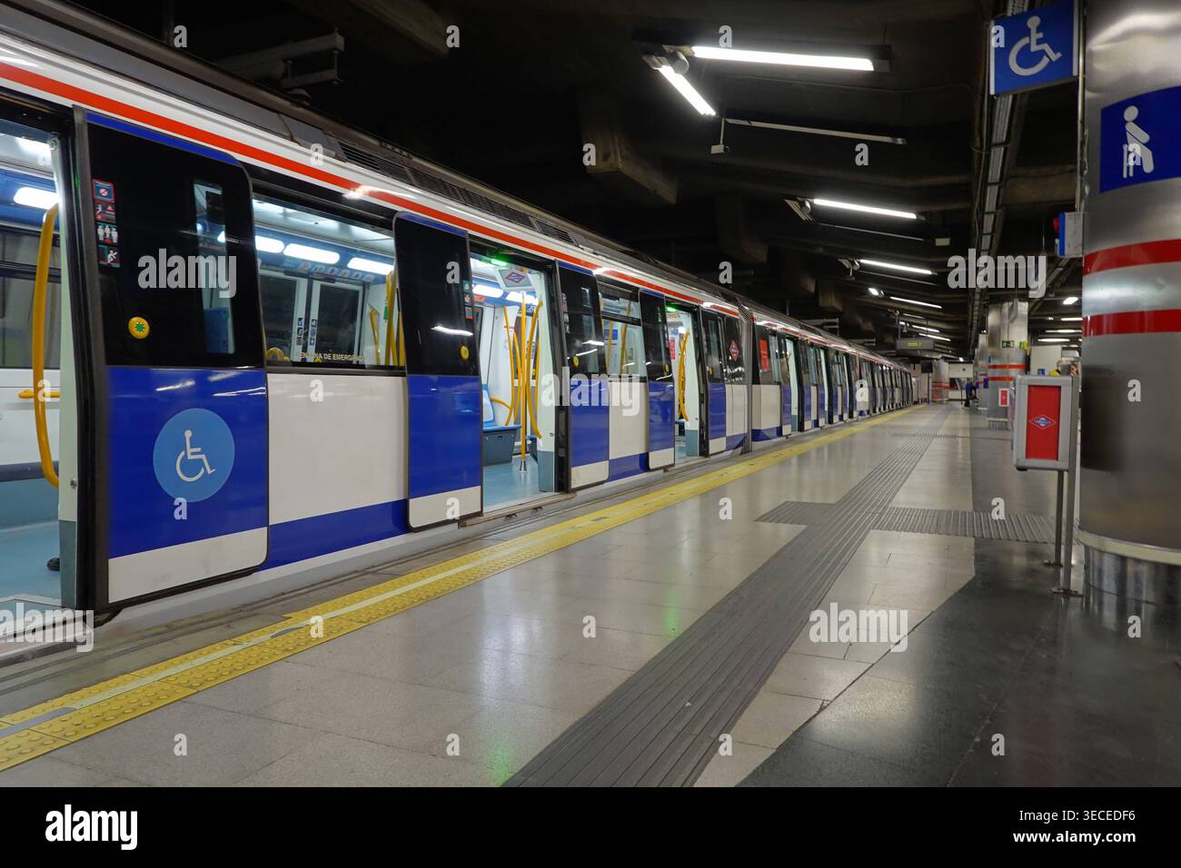 Metropolitan Line R Stock Madrid, Metrolinie R, Principe Pio // Madrid, Metro Line R, Principe ...