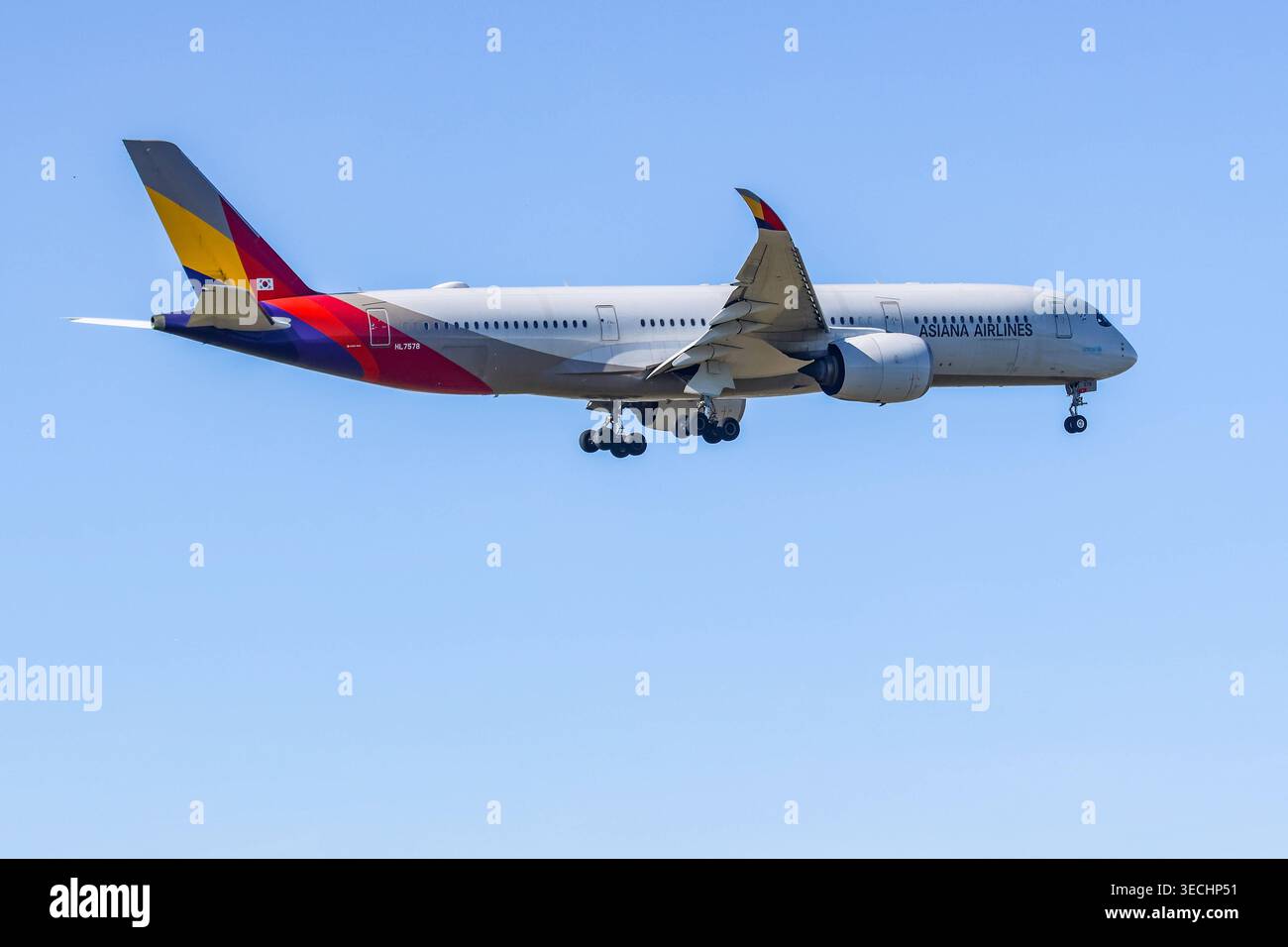 HL7578 Asiana Airlines Airbus A350-900 Stock Photo - Alamy
