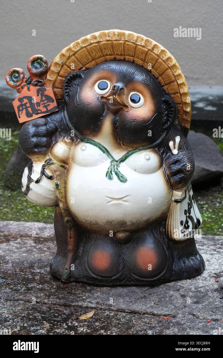 Japanese raccoon dog statue hi-res stock photography and images