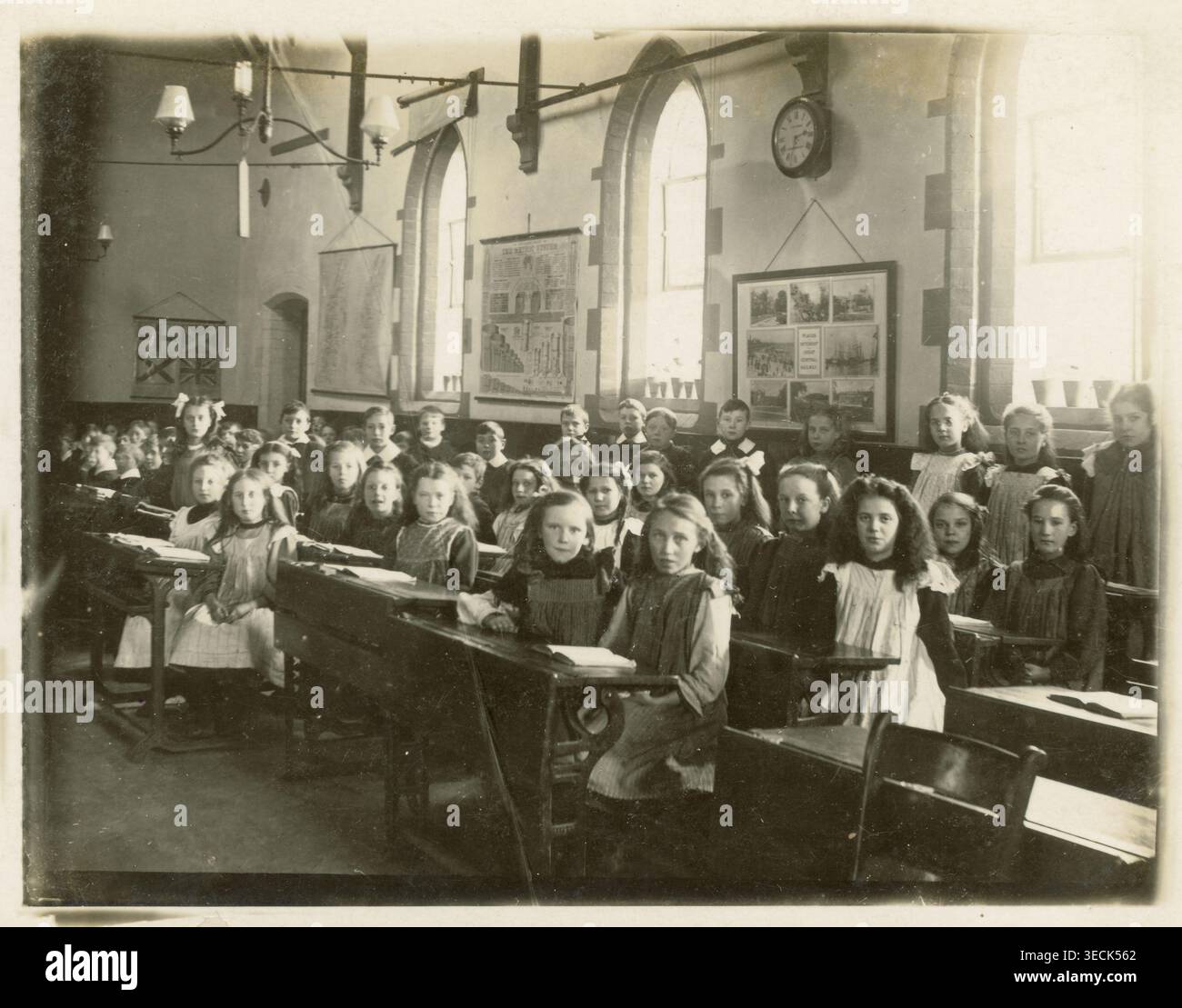 Schoolgirls uk hi-res stock photography and images - Alamy
