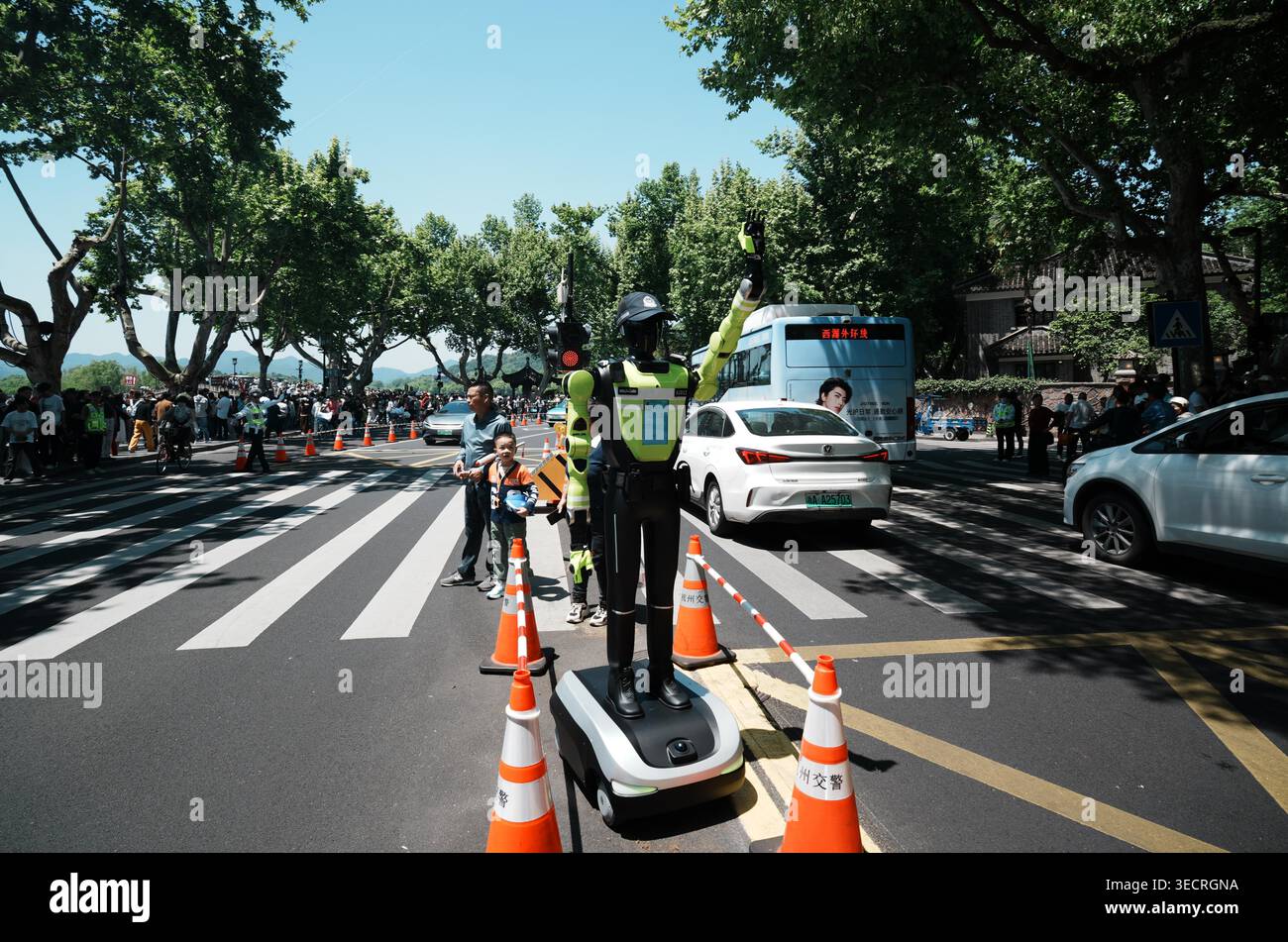Robot traffic officers with intelligent traffic management capabilities ...