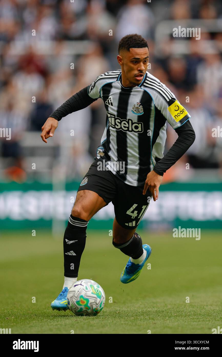 Jacob Ramsay Jacob Ramsey of Newcastle United controls play during the Newcastle ...