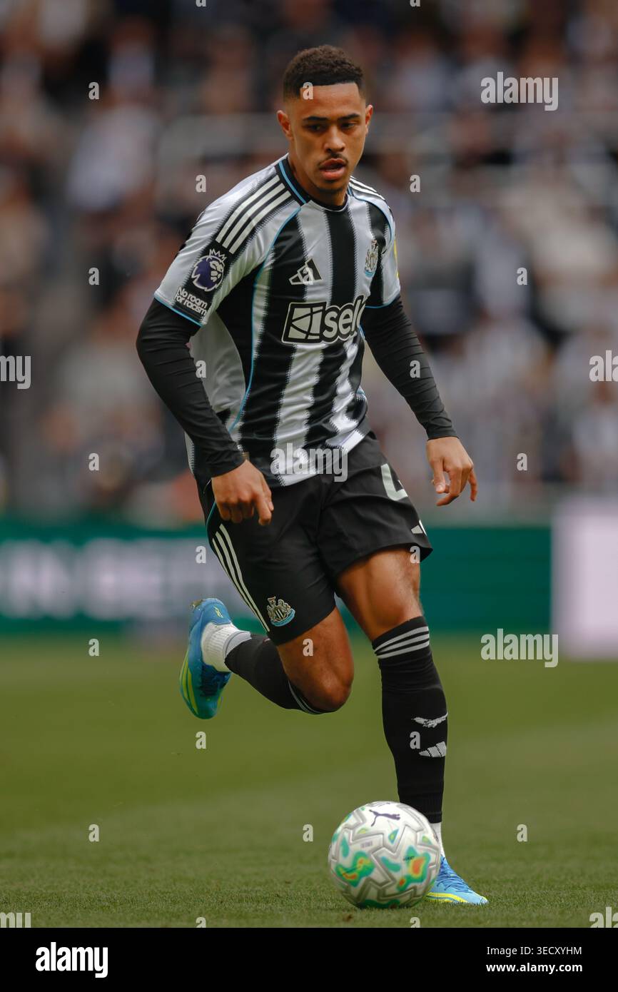 jacob-ramsey-of-newcastle-united-runs-at-goal-during-the-newcastle