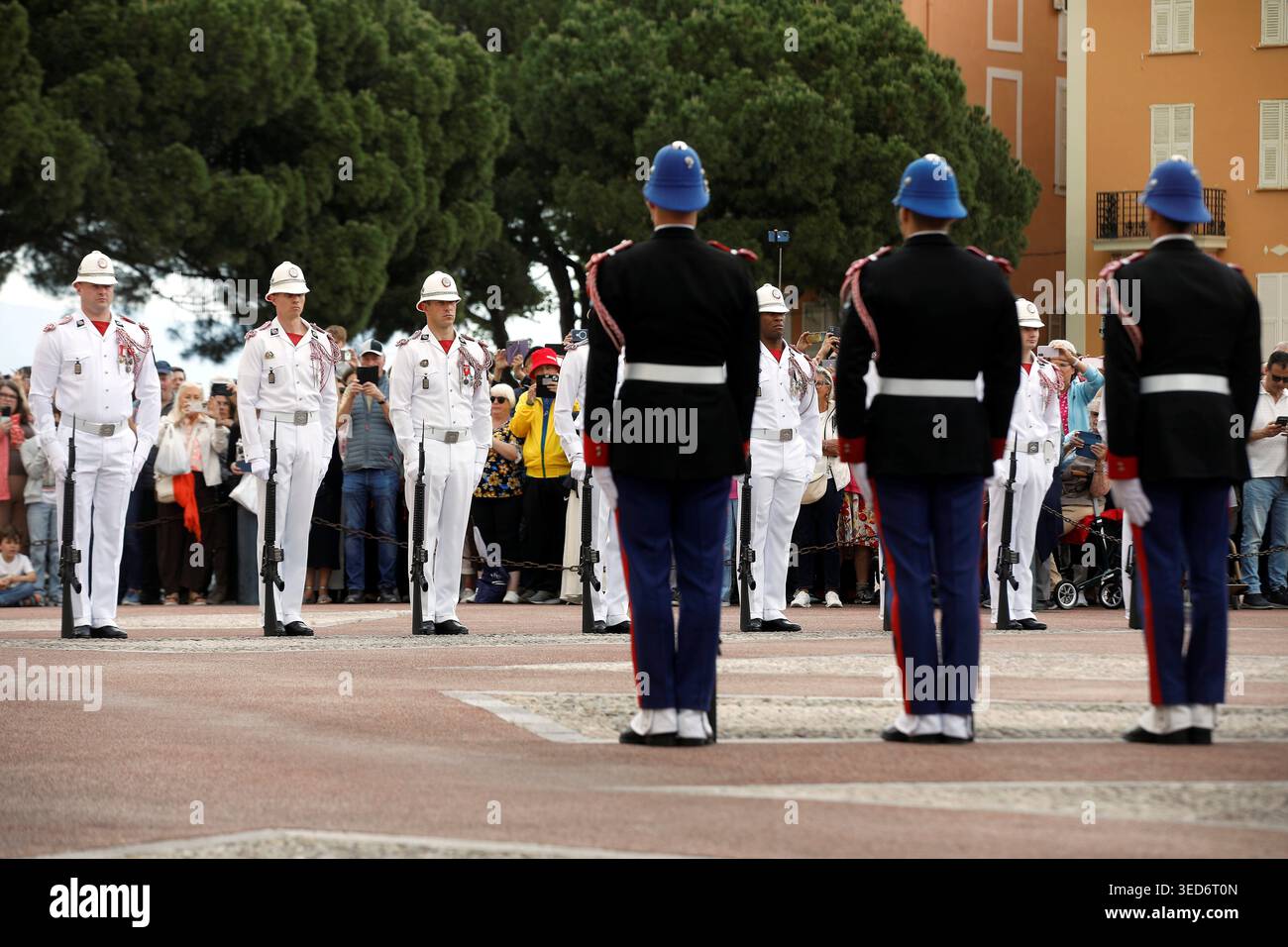 Monaco, France. 04th May, 2026. © PHOTOPQR/NICE MATIN/Jean François Ottonello ; Monaco ; 04/05/2026 ; Passage de la tenue d hiver, en noir, a la tenue d ete, en blanc, pour les carabiniers du prince lors de la releve de la garde Monaco may 4th 2026 The Prince's Carabiniers change from their winter uniform (black) to their summer uniform (white) during the changing of the guard. Credit: MAXPPP/Alamy Live News Stock Photo