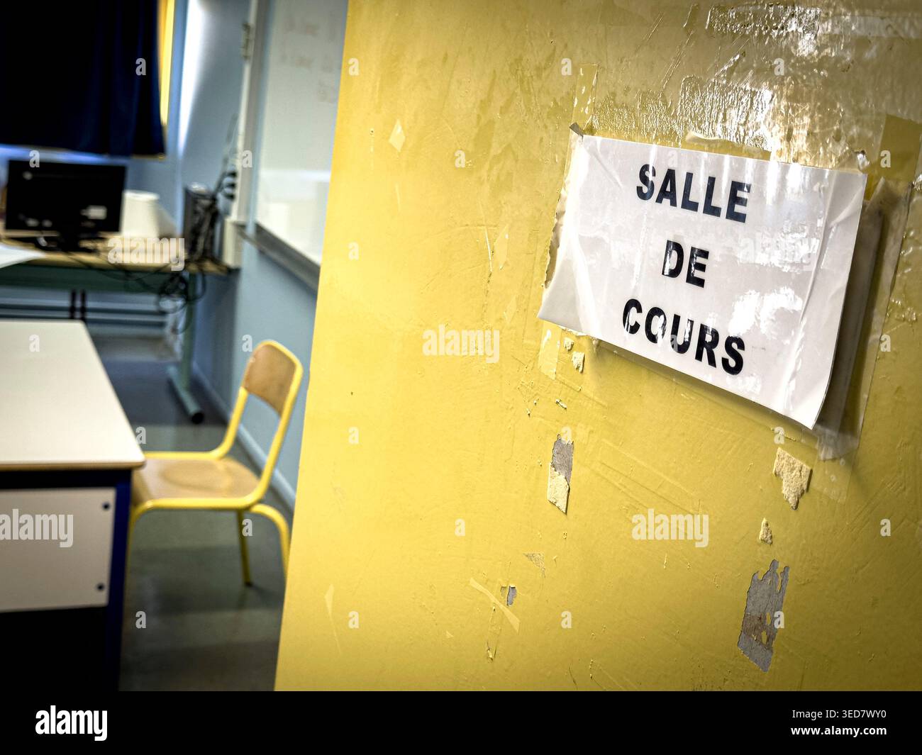 Old secondary school classroom hi-res stock photography and images - Alamy