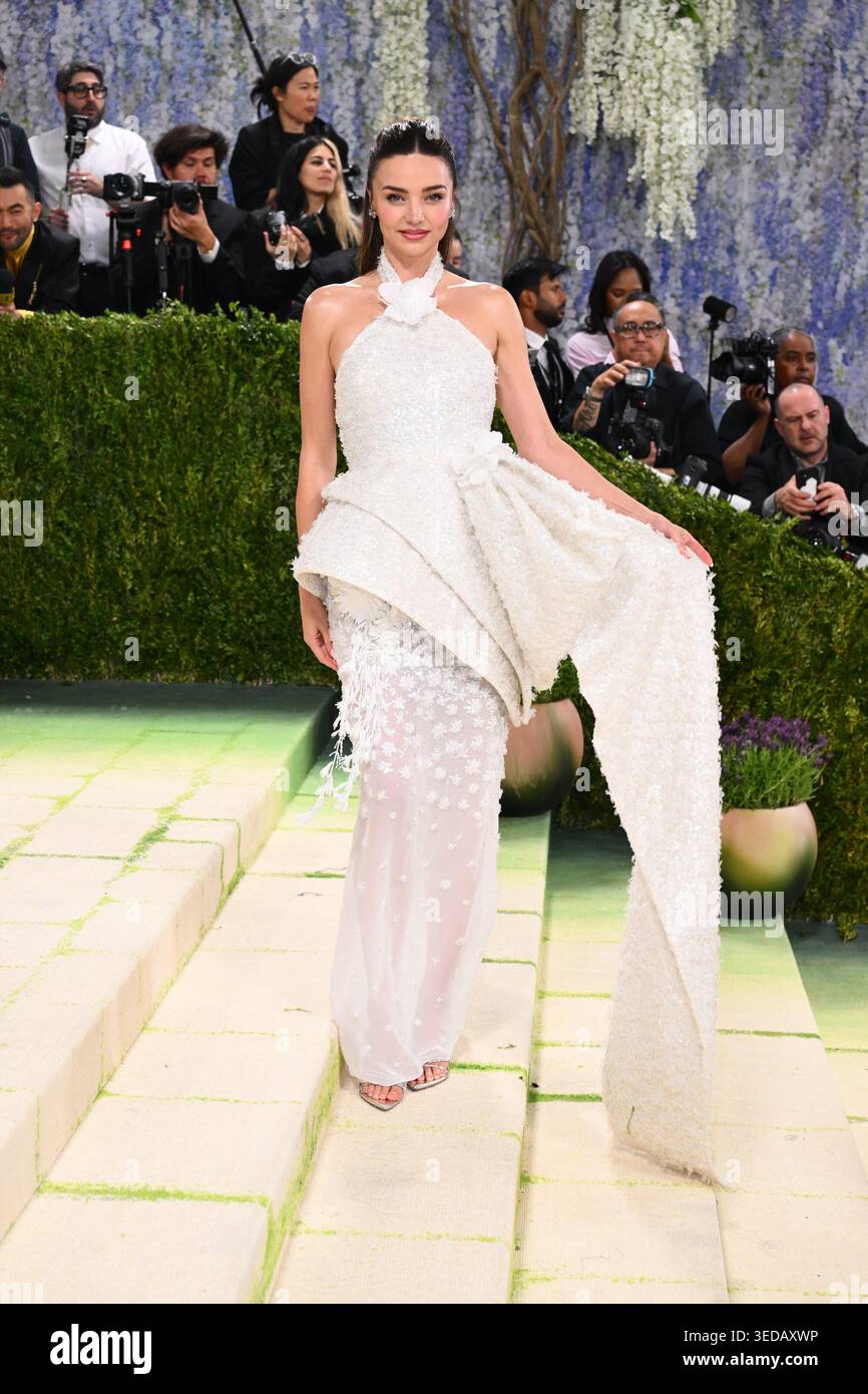miranda kerr red carpet dress Miranda Kerr Wears Custom Oscar de la Renta