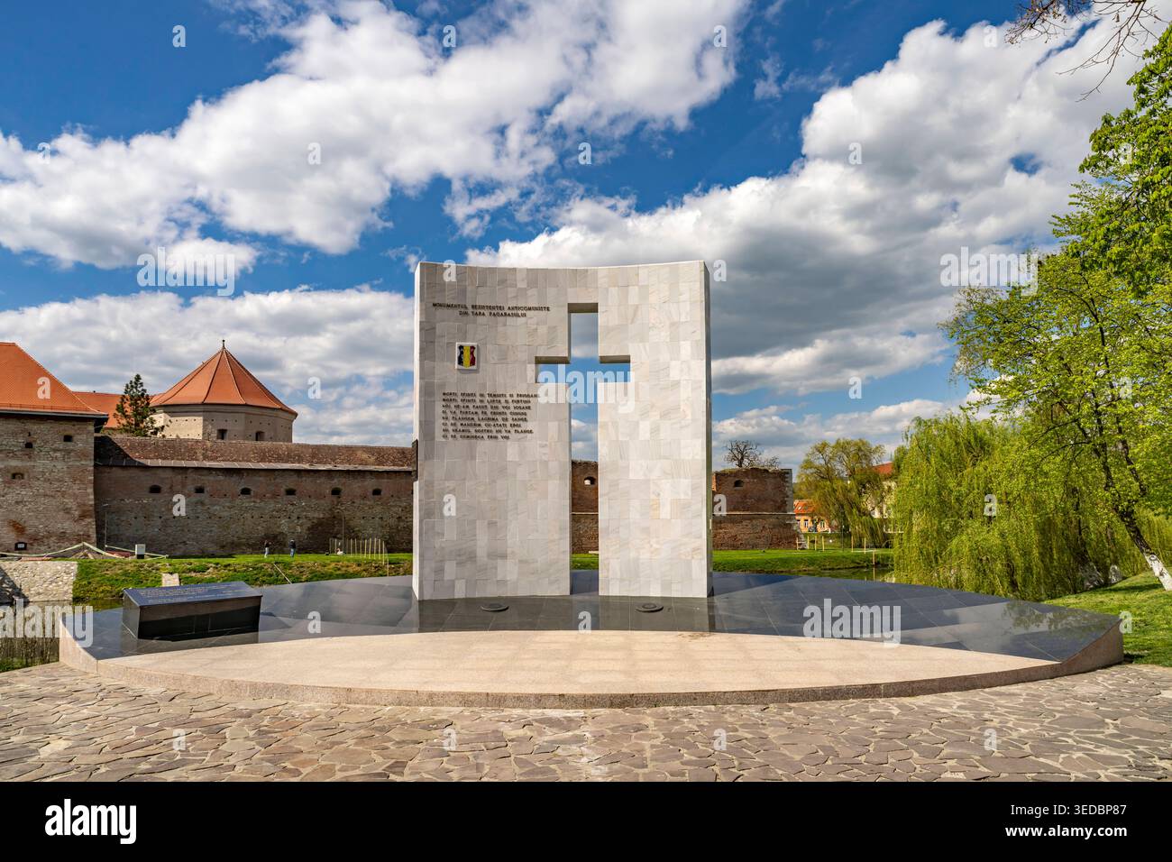 Denkmal für den antikommunistischen Widerstand Denkmal für den antikommunistischen Widerstand in Fagaras, Siebenbürgen, Rumänien The Anti-Communist Re Stock Photo