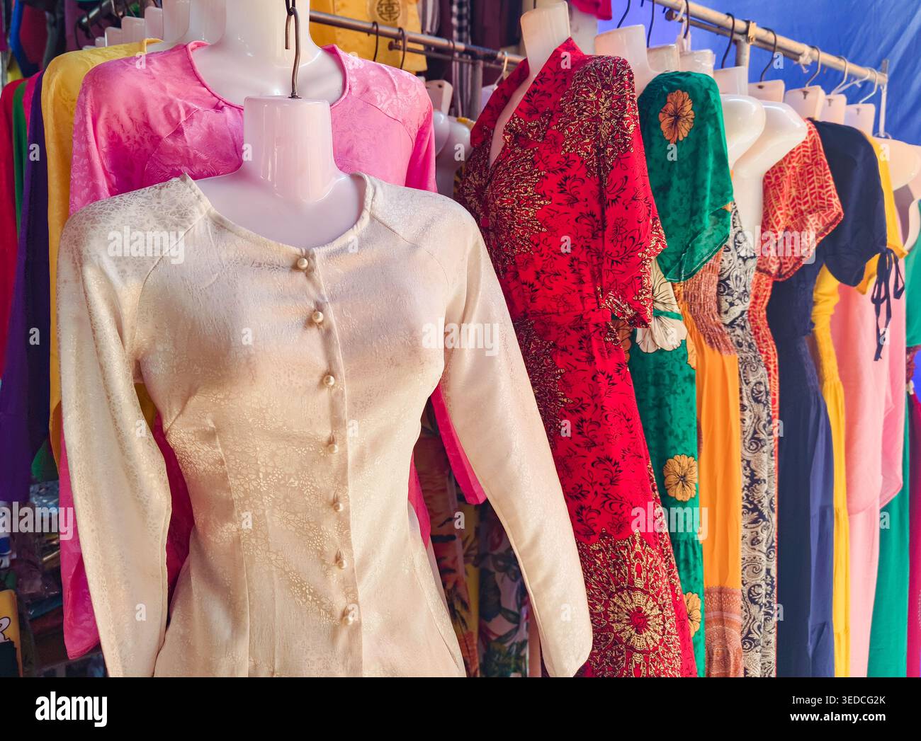 Ao dai hi-res stock photography and images - Alamy