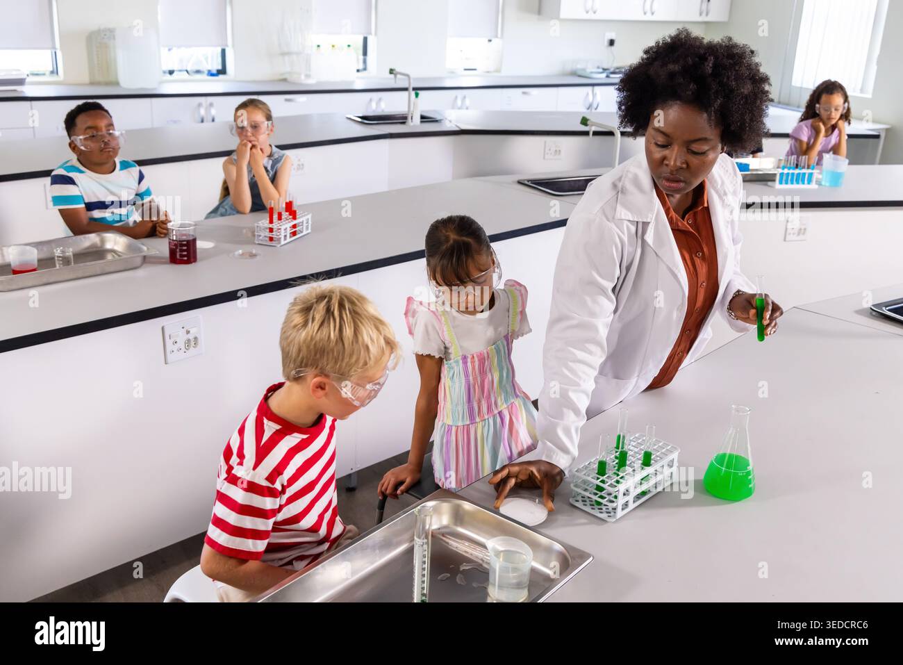 Teacher teaching students lab bench hi-res stock photography and images ...