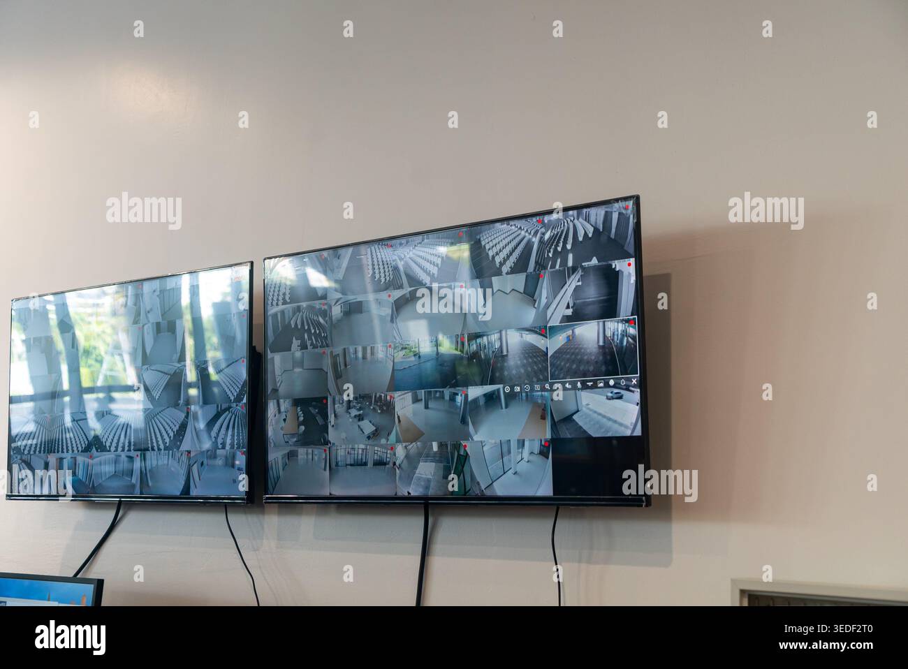 Dual monitor setup displays hi-res stock photography and images - Alamy