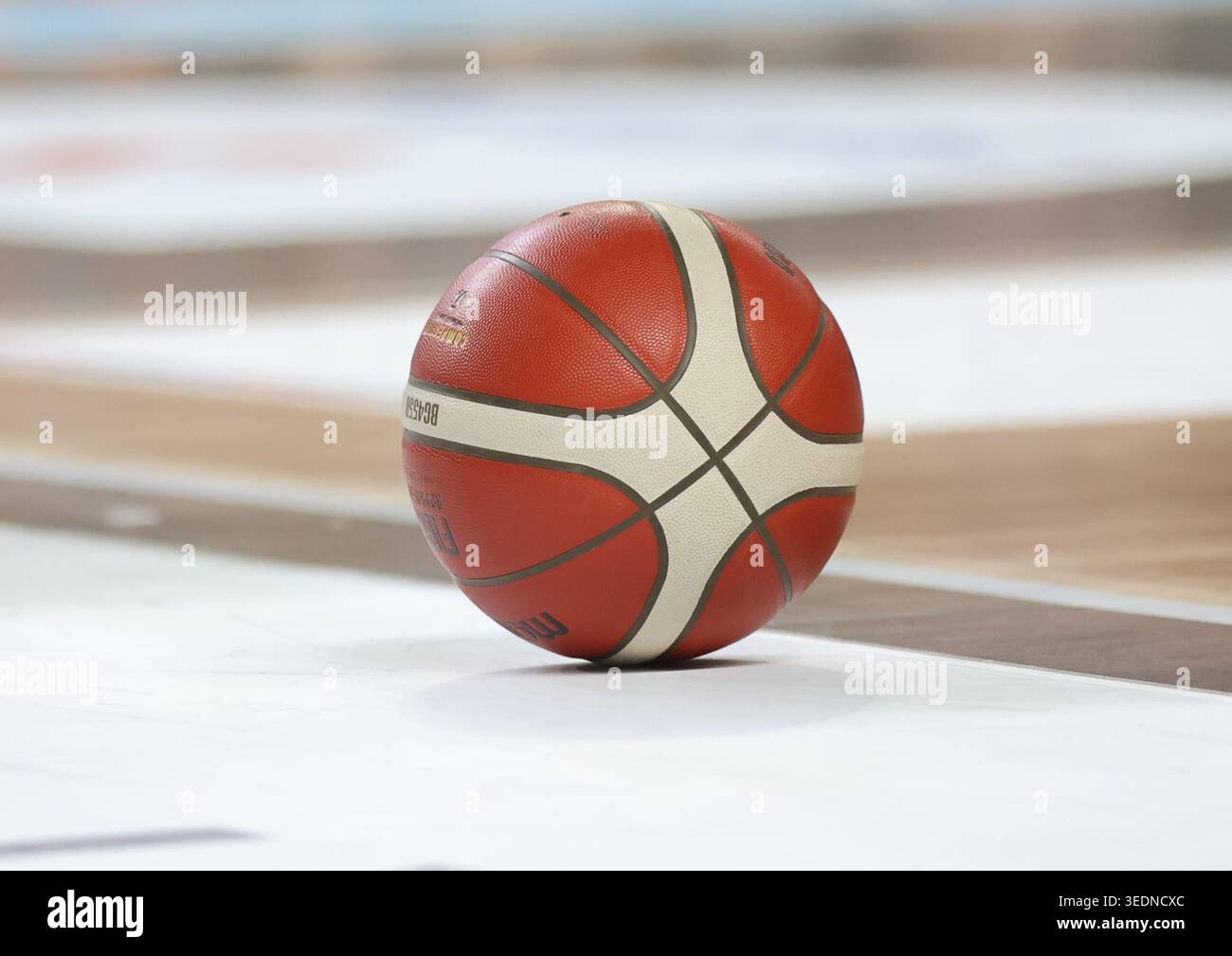 Torun 06.05.2026 Koszykowka ORLEN Basket Liga sezon 2025/2026 kolejka 30 mecz: Arriva LOTTO Twarde Pierniki Torun - AMW Arka Gdynia  --- Basketball ORLEN Basket League season 2025/2026 round 30 match: Arriva LOTTO Twarde Pierniki Torun - AMW Arka Gdynia n/z pilka Fot. Mateusz Bialczyk /arena akcji Stock Photo