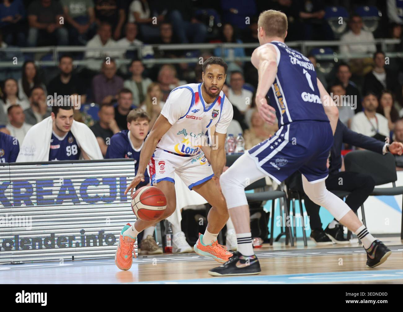 Torun 06.05.2026 Koszykowka ORLEN Basket Liga sezon 2025/2026 kolejka 30 mecz: Arriva LOTTO Twarde Pierniki Torun - AMW Arka Gdynia  --- Basketball ORLEN Basket League season 2025/2026 round 30 match: Arriva LOTTO Twarde Pierniki Torun - AMW Arka Gdynia n/z Isaiah Cousins Jaroslaw Zyskowski Fot. Mateusz Bialczyk /arena akcji Stock Photo