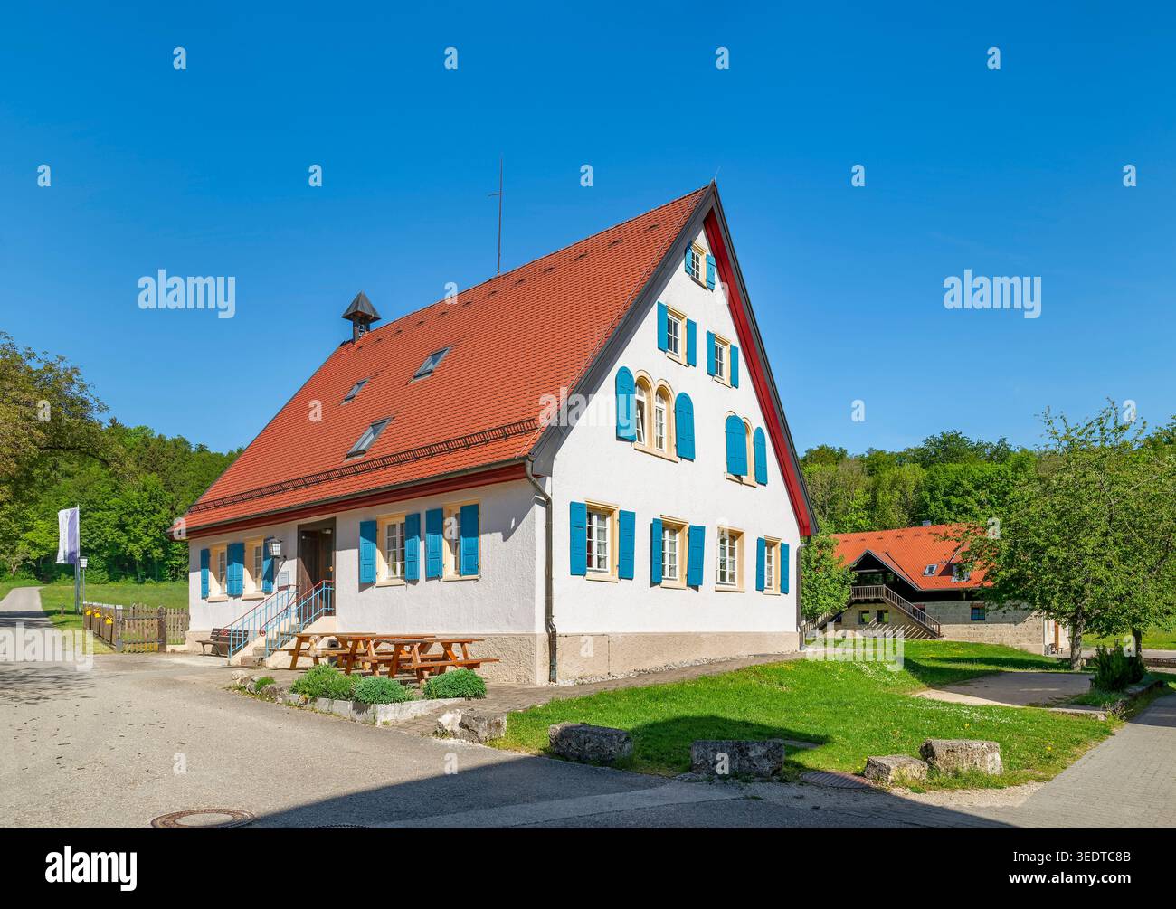 St. Georgenhof was founded in 1863 by Johann Georg Schneider as a resettlement farm. Alfred Schradin, a factory owner from Reutlingen, acquired the farm in 1920 and developed it into a private stud farm. In 1930/31, the Berlin banker Robert von Mendelssohn acquired the farm. Haus am Berg GmbH bought the estate in 1972. Today the estate is used by the BruderhausDiakonie as a leisure home, Pfronstetten, Germany Stock Photo