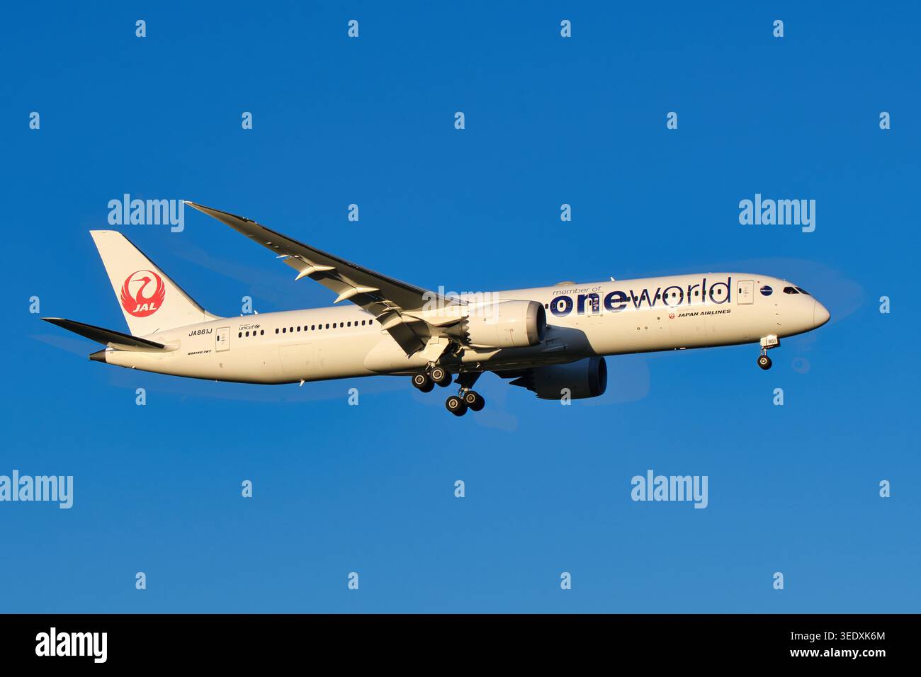 Boeing 787 dreamliner landing gear hi-res stock photography and