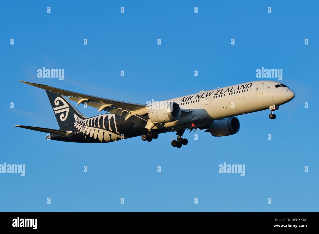 Boeing 787 9 air new zealand hi-res stock photography and images