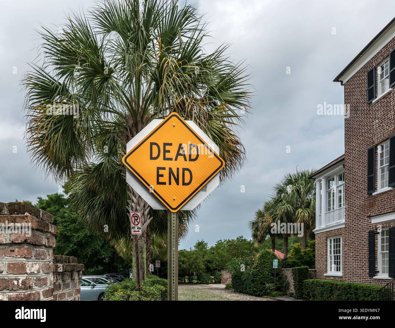 Dead end sign atmospheric hi-res stock photography and images - Alamy