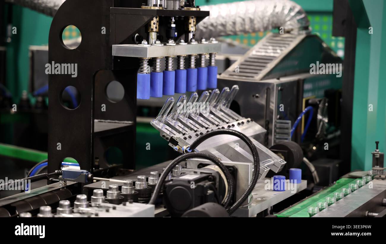 Industrial packaging robot operating on hi-res stock photography and ...