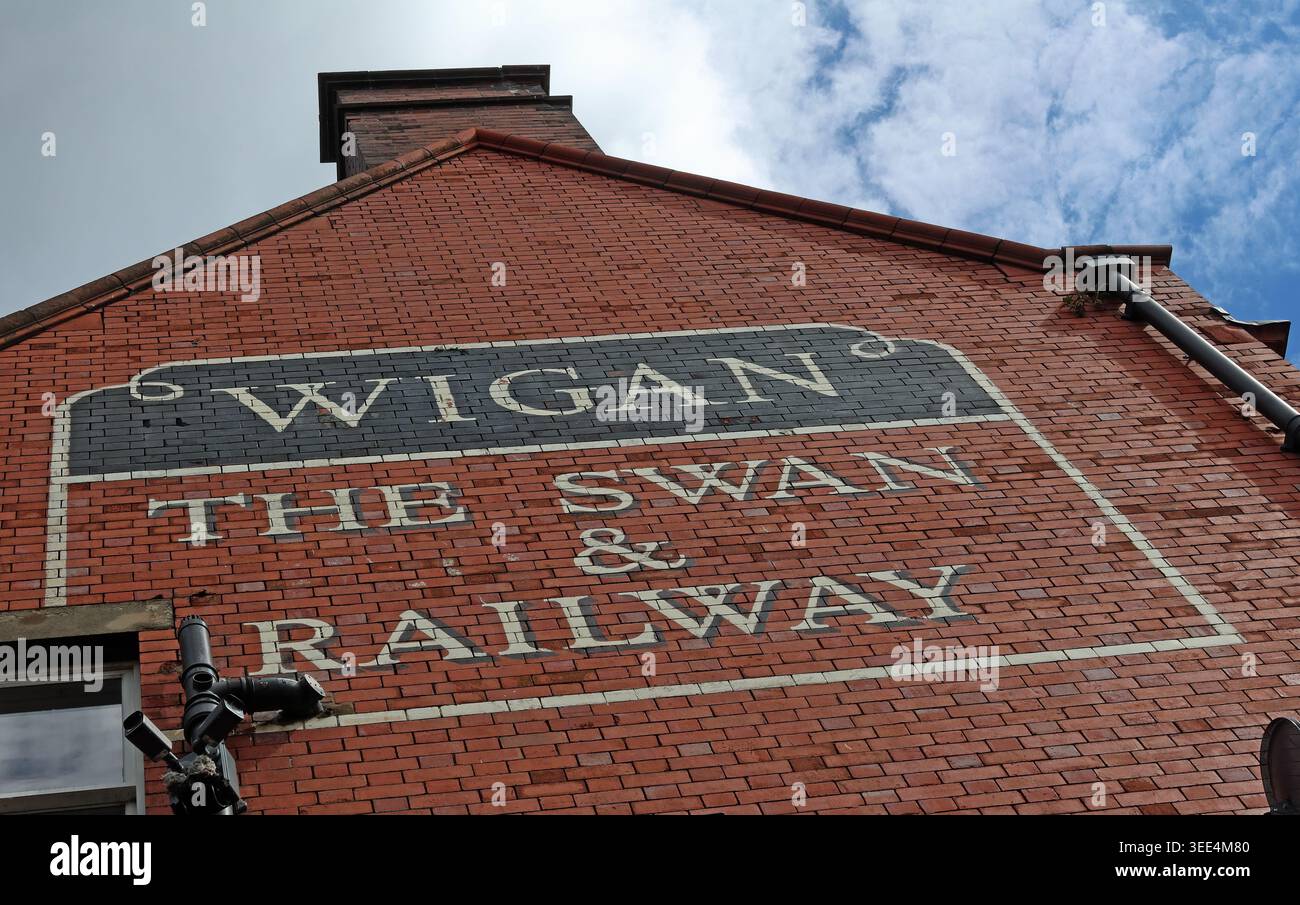Wigan Swan & Railway pub, Wigan, England, UK. Stock Photo
