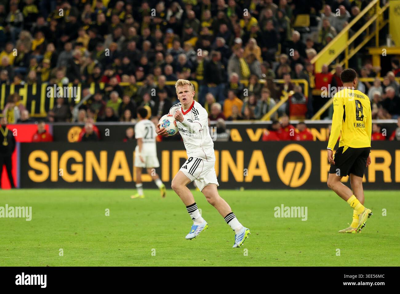 Goal celebration for the 3:2 by Jonathan Burkardt (Eintracht Frankfurt)  GER, Borussia Dortmund against Eintracht