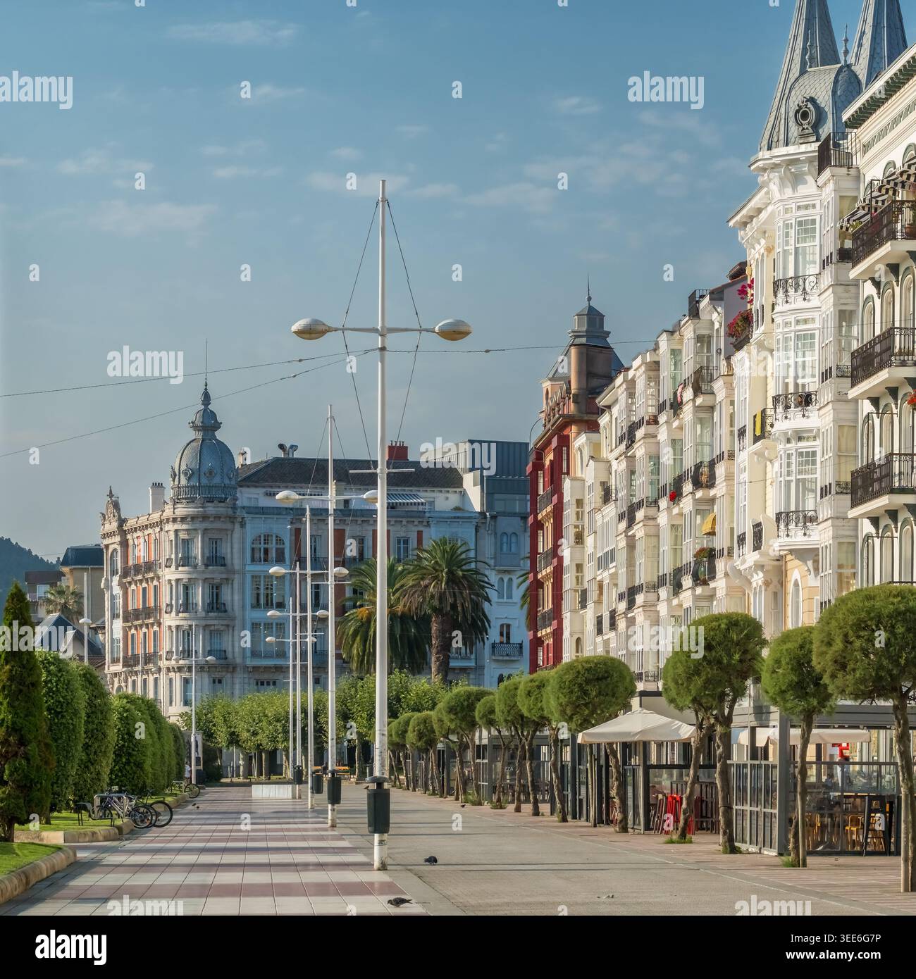 Elegant buildings hi-res stock photography and images - Alamy
