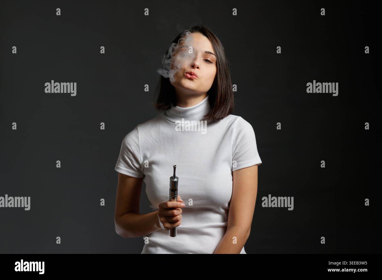 how to blow smoke with vape VIDEO: Woman takes puff from vape and blows out the smoke from her ears |  Trending News main image 0