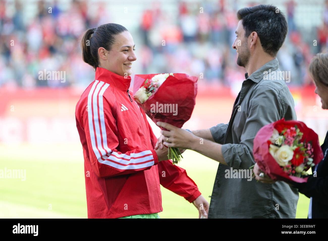 Farewell, from left: goalkeeper Maria Luisa Grohs, sports director ...