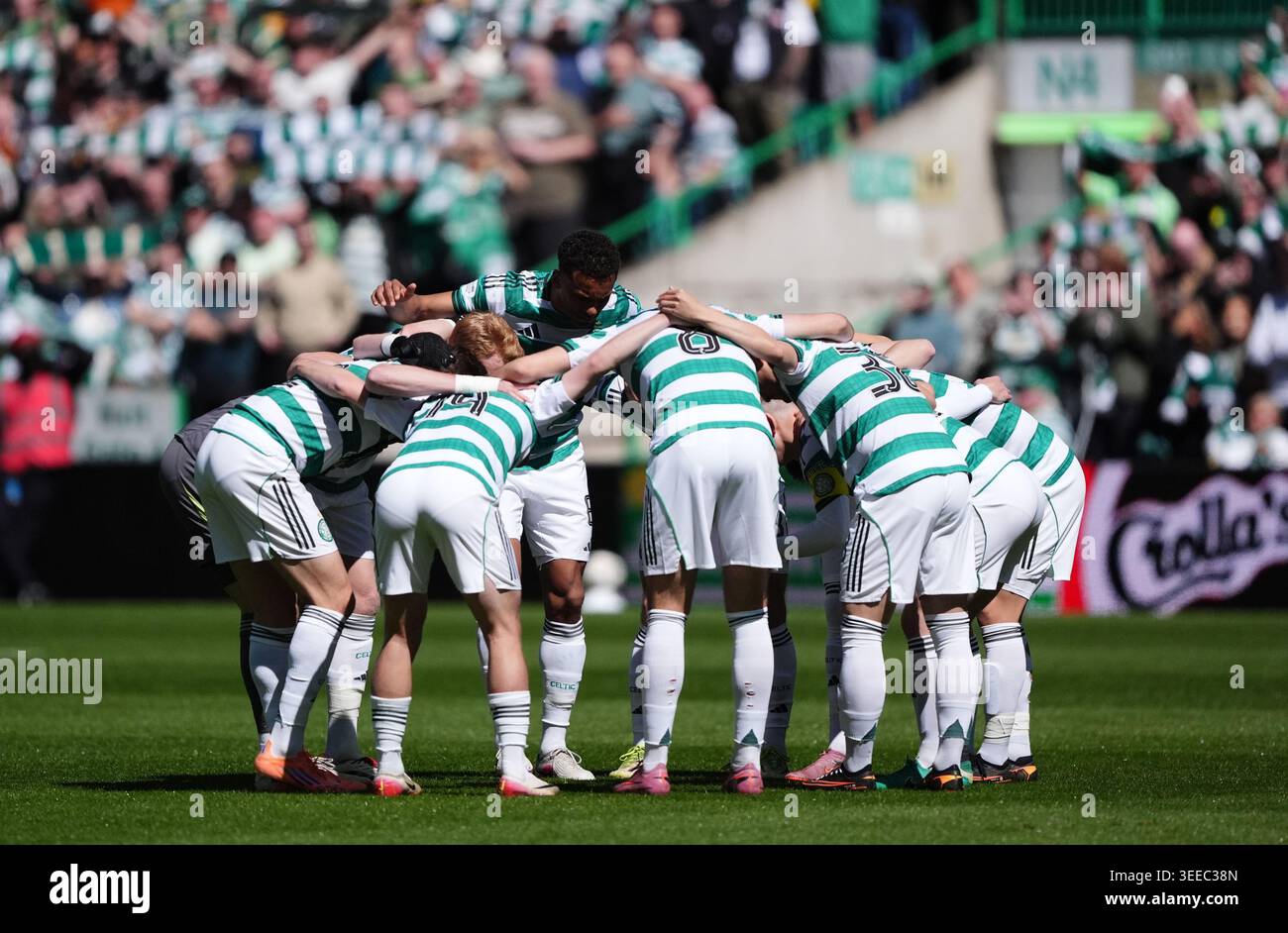 Celtic players in a group huddle before the William Hill Premiership ...
