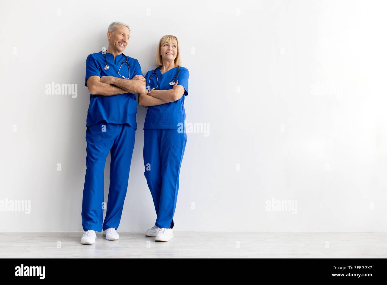Medical professionals in blue hi-res stock photography and images - Alamy