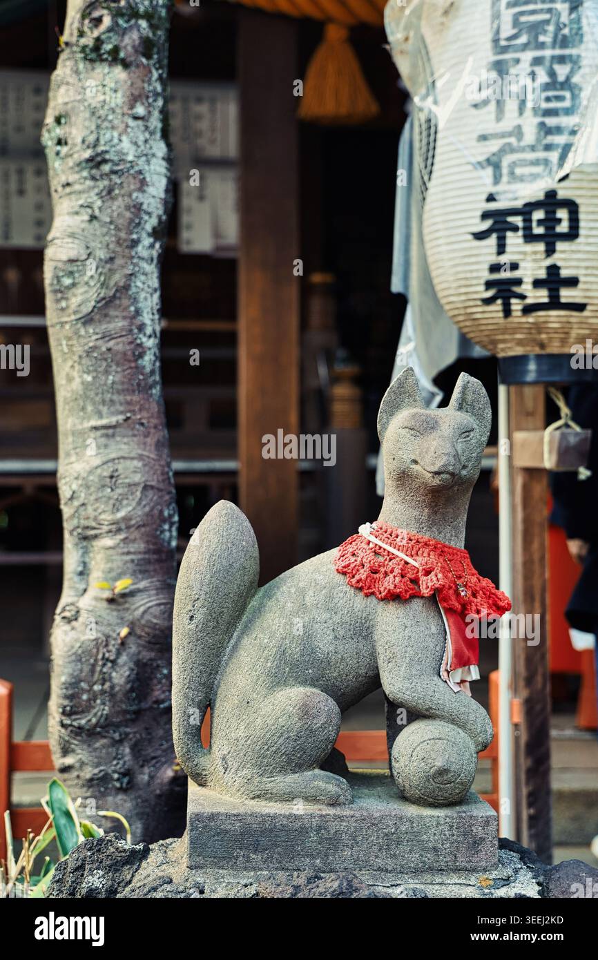 Japanese fox statue hi-res stock photography and images - Alamy