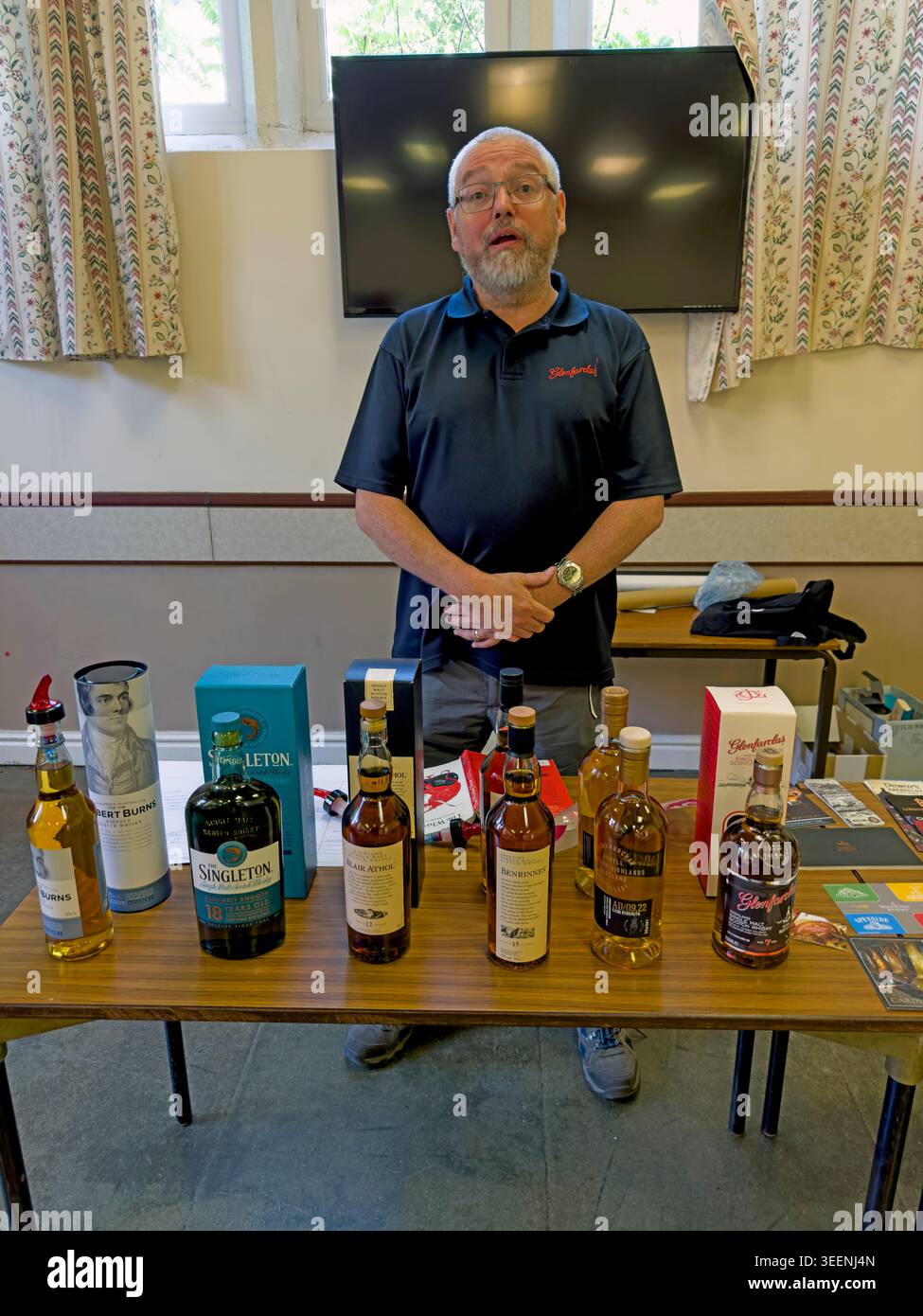 Warrington, England, June 2023. David ‘Dave’ Rigby of St Helens gives an illustrated talk about malt Scotch whisky and distilling. Stock Photo