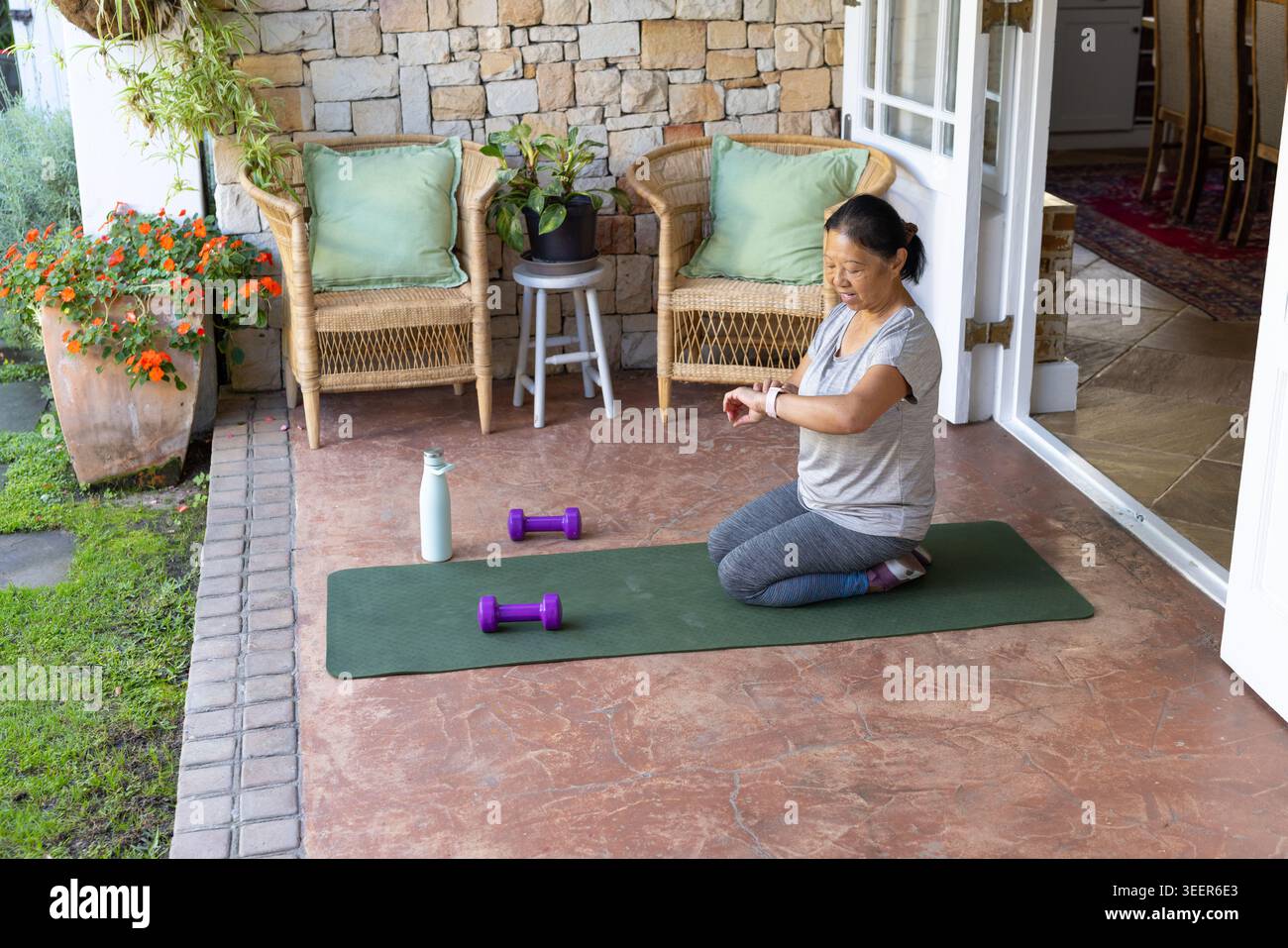Kneeling asian woman checking hi-res stock photography and images - Alamy